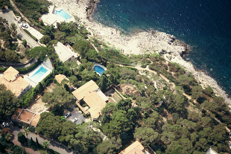 Vue aérienne prise vers le sud-ouest, montrant la villa, son jardin et la côte.