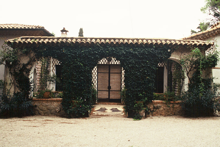 Façade antérieure est du patio.