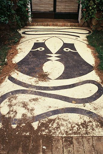 Mosaïque de sol de Cocteau dans le patio, devant la porte de la villa.