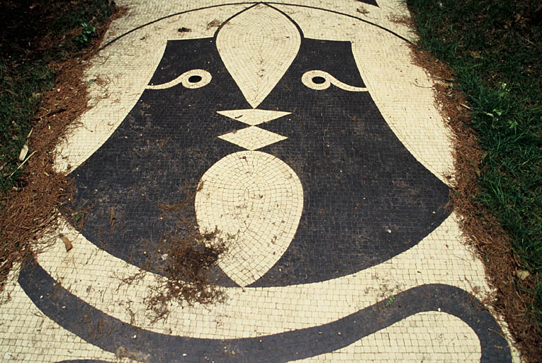 Détail de la mosaïque de sol de Cocteau dans le patio.