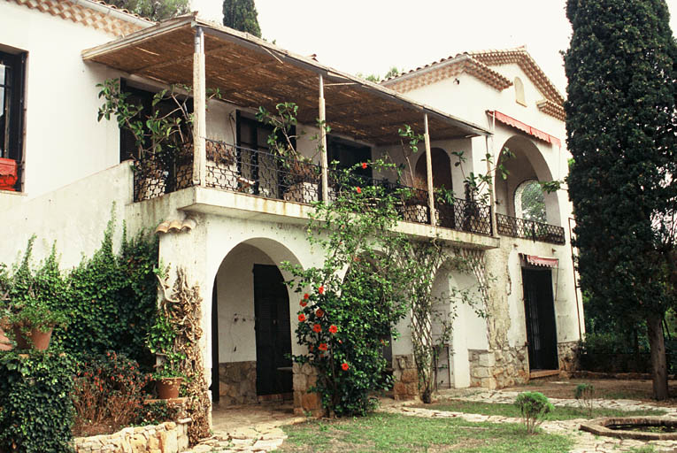 Façade ouest, côté mer, vue rapprochée de trois-quarts nord-ouest.