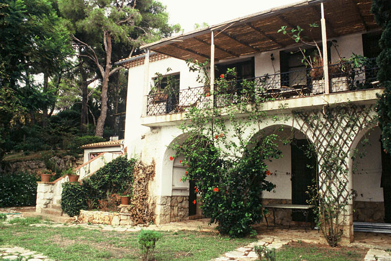 Façade ouest, côté mer, vue de trois-quarts sud-ouest.