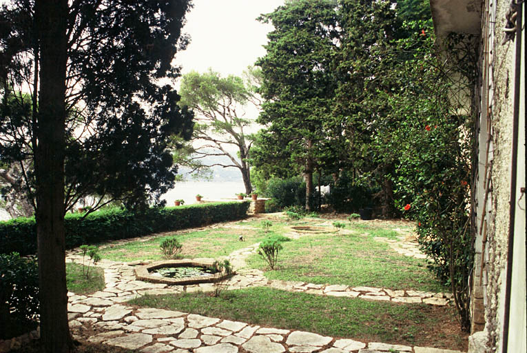 Jardin devant la façade ouest de la villa, vu vers le nord.