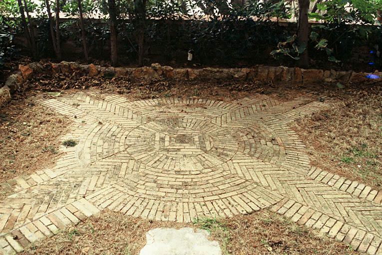 Pavement de briques dans le jardin à l'ouest de la villa.