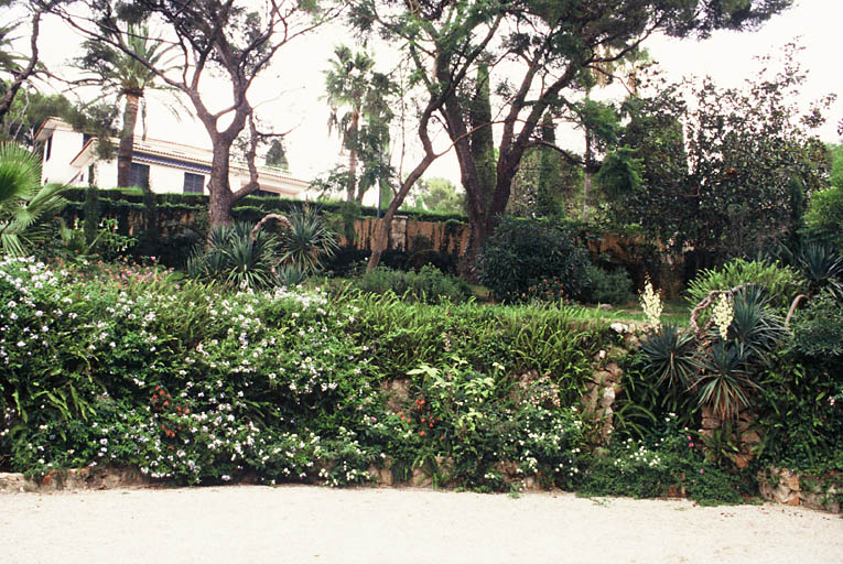 Partie du jardin à l'est de la villa, entre la cour et la rue.