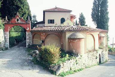 La villa et le portail d'entrée du domaine, vus depuis l'ouest.