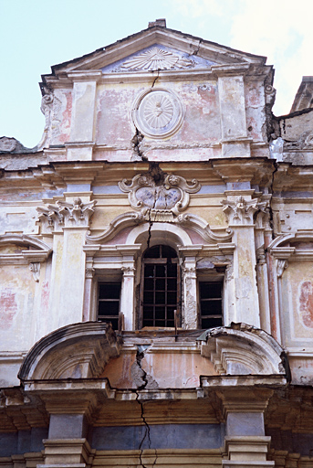 Partie supérieure de la façade, fissures.