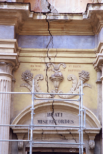 Travée centrale de la façade, fissures au-dessus de la porte d'entrée.