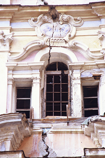 Deuxième niveau de la travée centrale de la façade, fissures de la serlienne.