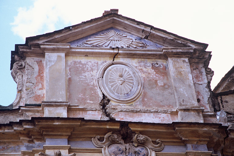 Couronnement de la travée centrale de la façade, fissures du fronton.