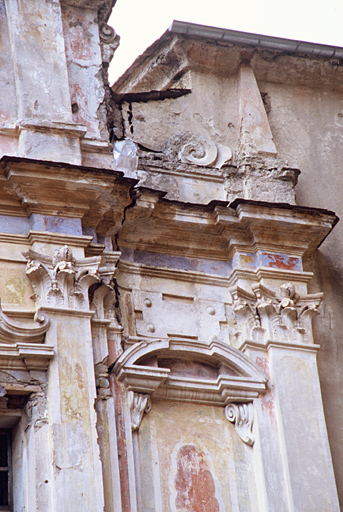 Travée droite de la façade, volute ruinée.