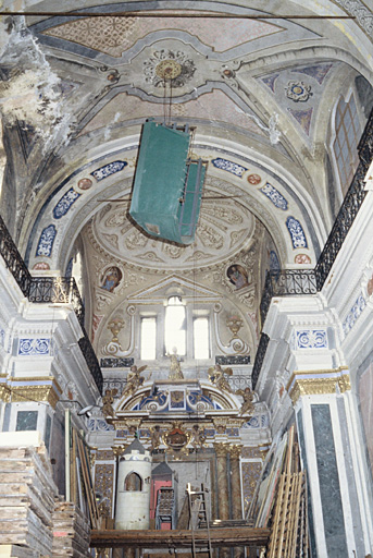 Intérieur en direction du choeur.