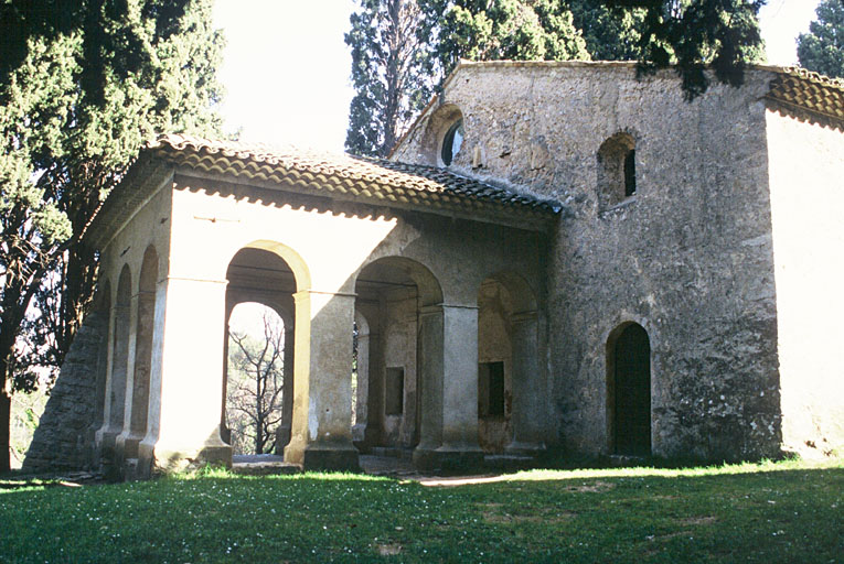 Porche et façade de la chapelle.