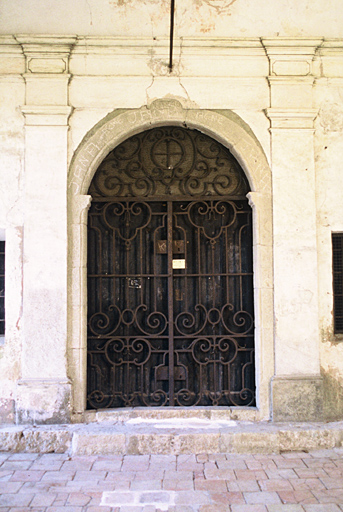 Façade de la chapelle, porte vue du porche.