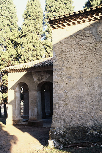 Angle sud-ouest et façade sud du porche.