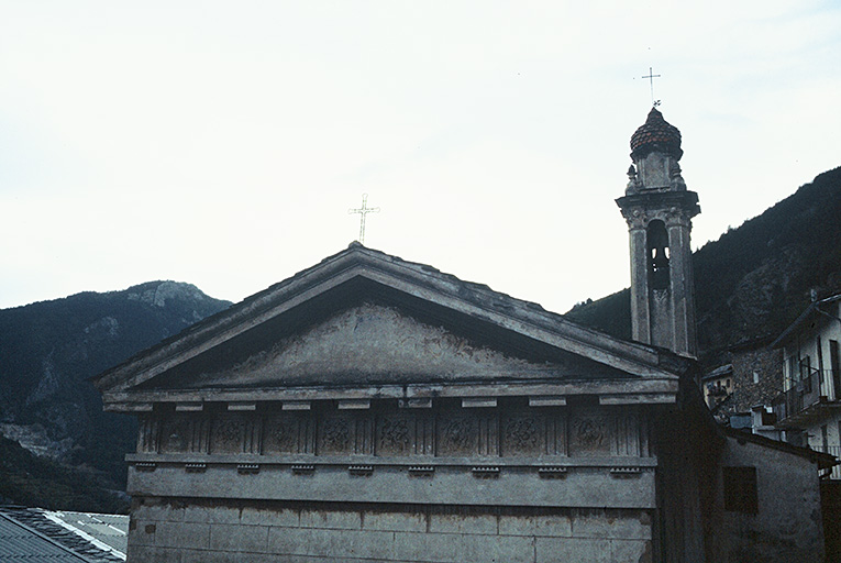 Fronton de la façade et clocher.