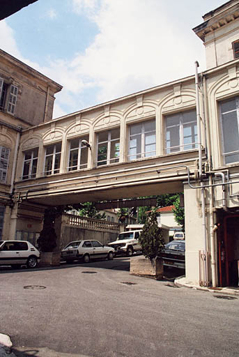 Passerelle entre le bâtiment de la direction et le bâtiment central.