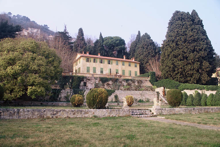 Vue depuis le jardin clos de la piscine en direction de la bastide.