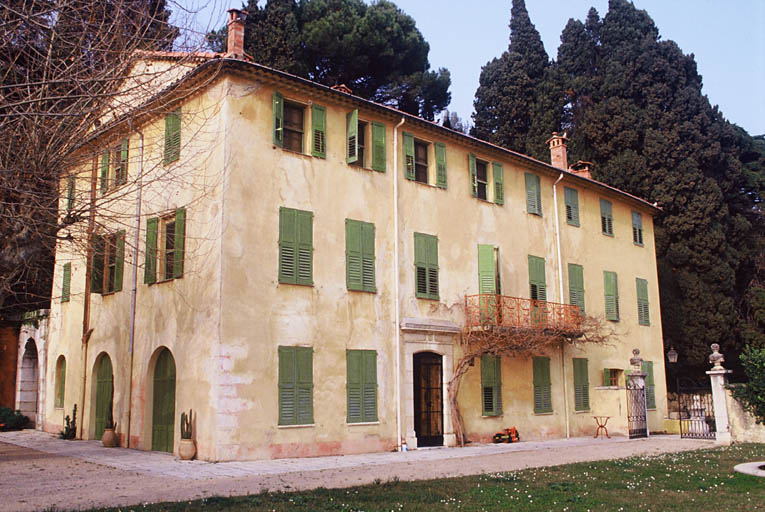 Bastide vue de trois-quarts.