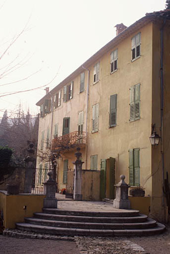 Bastide vue depuis la cour d'entrée.