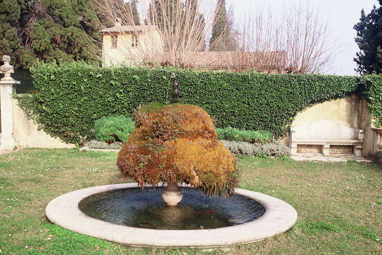 Fontaine à coupe de la terrasse devant la bastide.