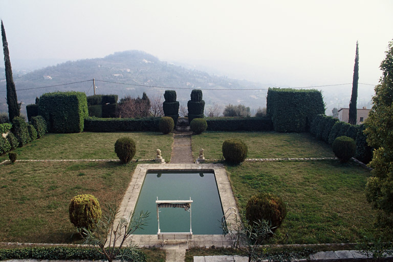 Jardin clos de la piscine, vu depuis la terrasse de la bastide en direction du sud.