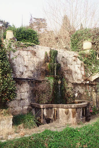 Escalier d'eau et fontaine Louis XVI, vus depuis le jardin clos de la piscine.