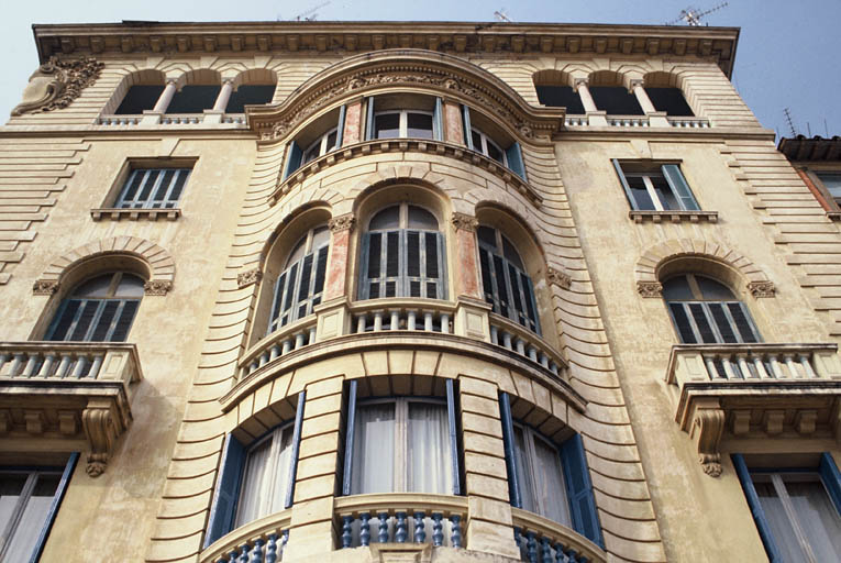 Façade sud, détail sur bow-window.