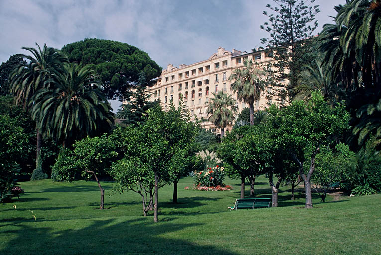 Vue générale façade sud depuis le parc.