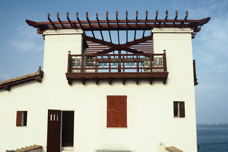 Terrasse qui s'étend sur l'aile sud de la villa, et façade du petit appartement qui occupe le second étage.