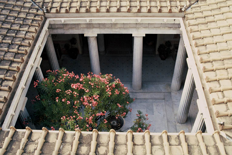 Péristyle avec colonnade d'ordre dorique surmonté d'un entablement à triglyphes et métopes, cour carré appelée selon les lieux et les époques atrium, patio.