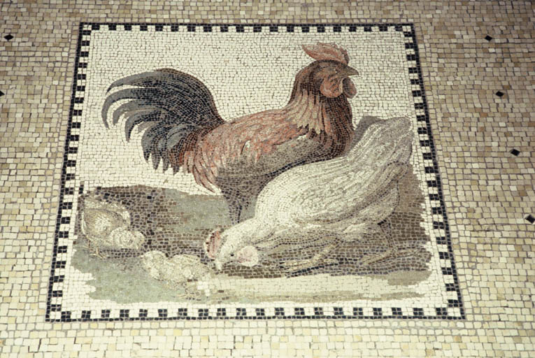 Mosaïque aux poussins située à l'entrée.