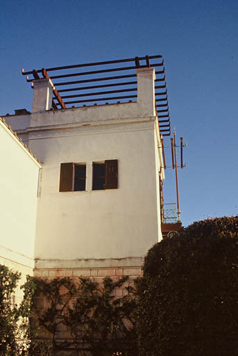 La tour et sa pergola.