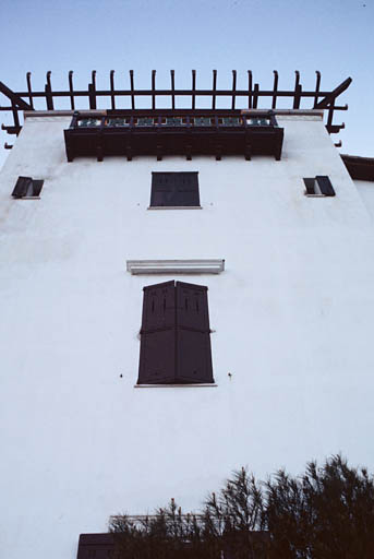 Façade est, détail sur la tour.