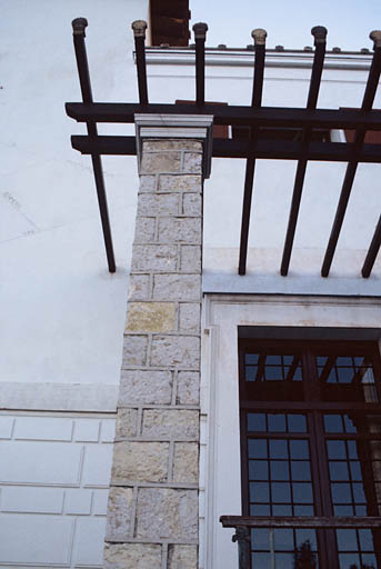 Façade est, détail sur pergola.