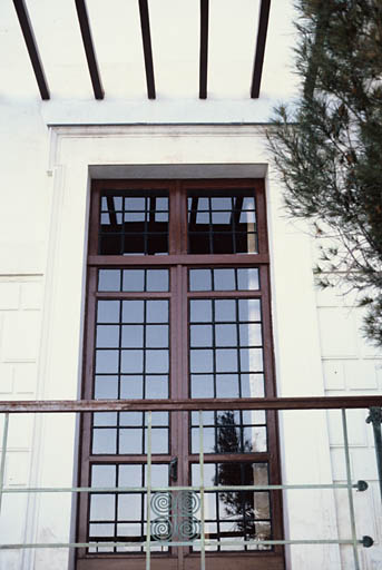 Façade est, détail sur porte.