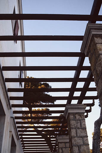 Façade est, détail sur pergola.