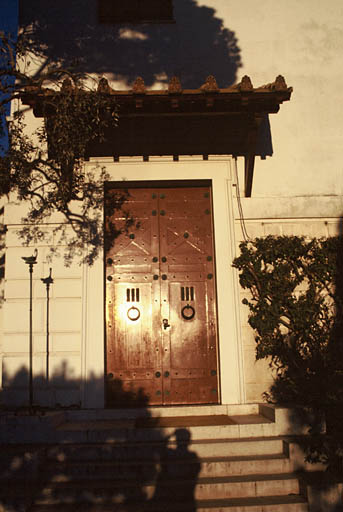 Façade ouest, détail sur porte d'entrée.