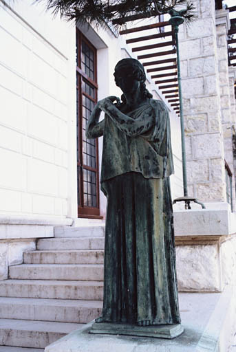 Détail sur copie d'un bronze antique représentant une femme sans doute une danseuse, représentative du goût et de la culture héllenique.