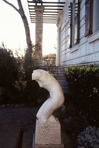 Torse de femme de C. Dimitriadis, don de E. M. Sandoz de l'Institut.