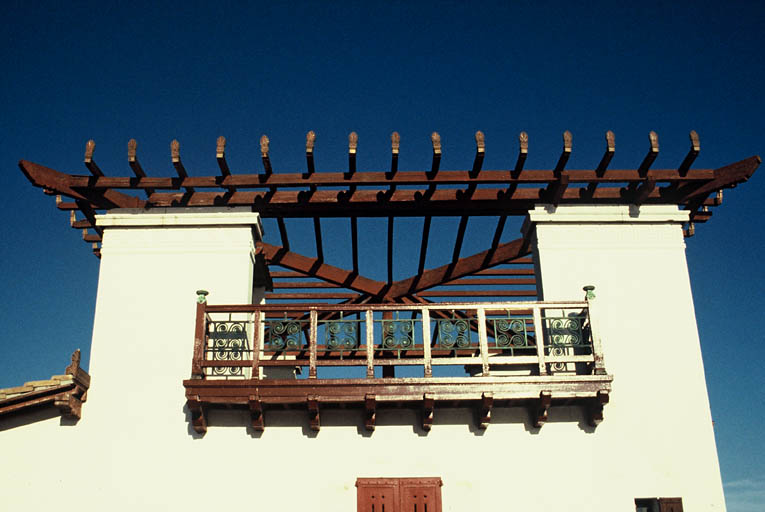 Façade ouest, détail sur tour et sa pergola.