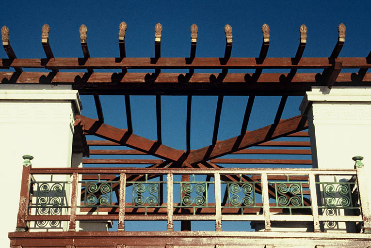 Façade ouest, détail sur partie haute de la tour avec sa pergola.