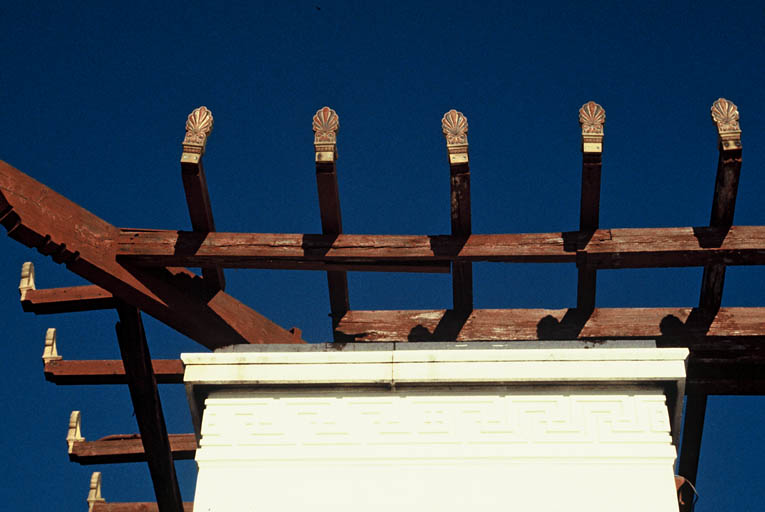 Façade ouest, détail sur angle de la tour avec sa pergola.