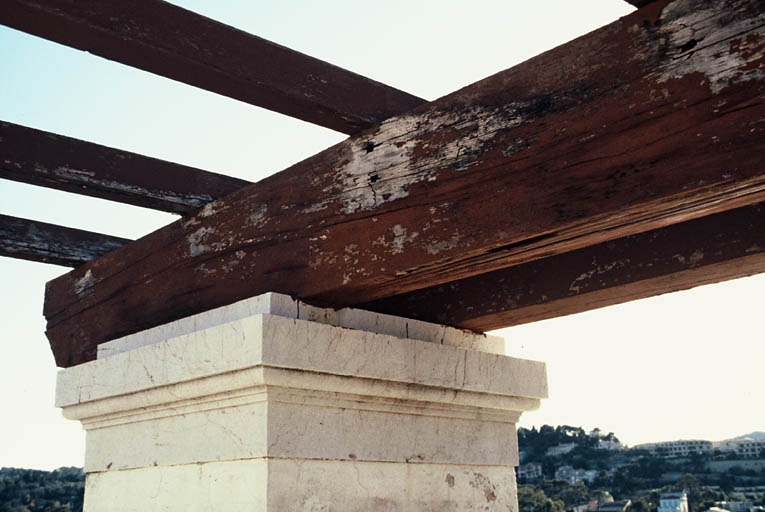 Façade ouest, détail sur pergola de la tour.