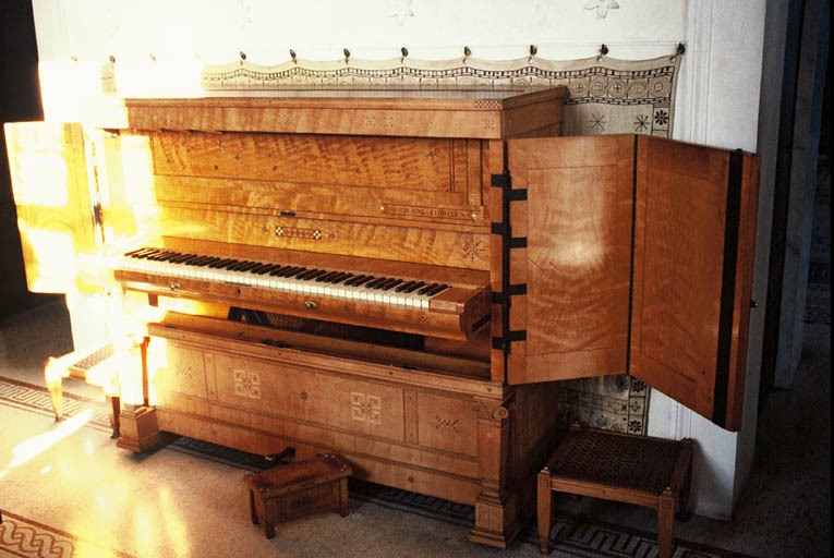 Oïkos, détail sur piano signé en grec Pleyel, dont la mécanique de 1913 fut placé dans un coffre en citronnier.