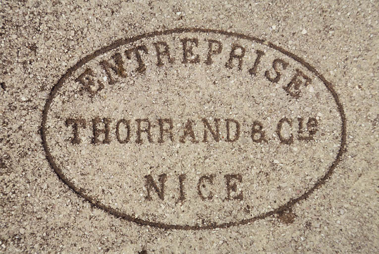 Cachet de l'entreprise sur le trottoir.