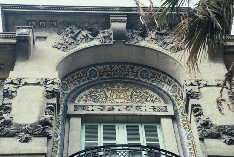 Pavillon à droite de l'entrée, détail travée centrale parties hautes.