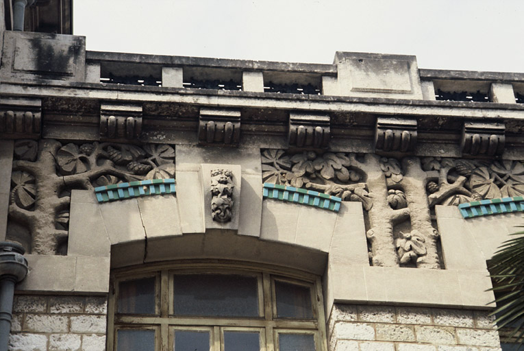 Façade latérale, détail parties hautes.