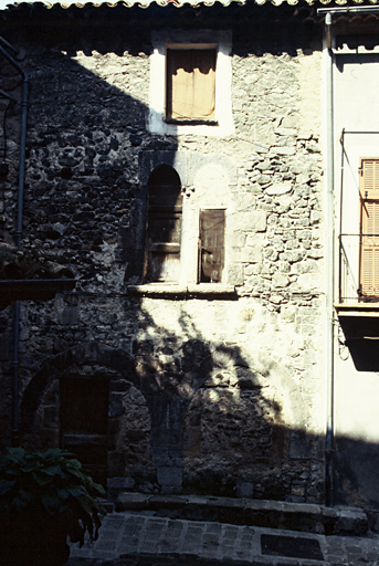 maison médiévale, façade sur rue.