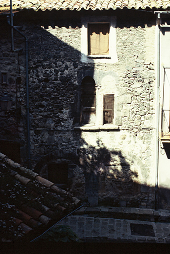 maison médiévale, façade sur rue.